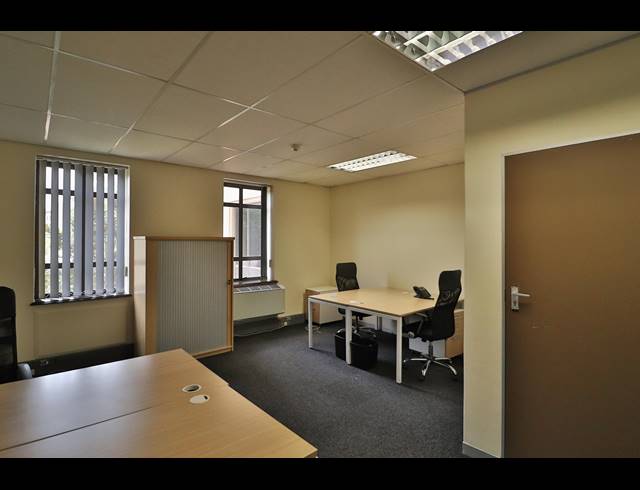 28M² SERVICED OFFICE TO LET IN FOURWAYS